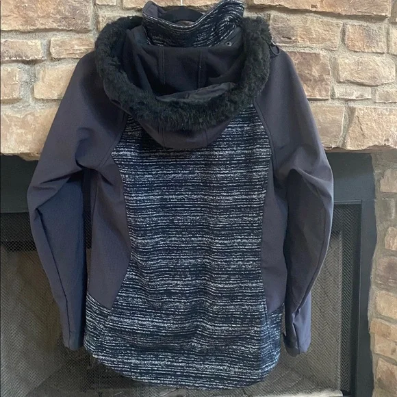 Black and silver ski jacket with detachable fur hat and zippered pockets. Large - Picture 9 of 16